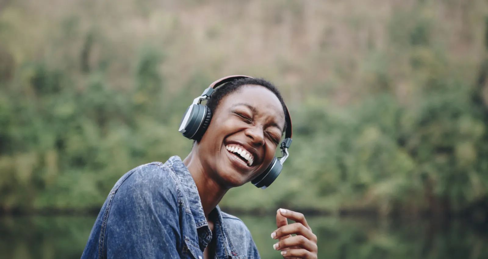 Mujer escuchando música