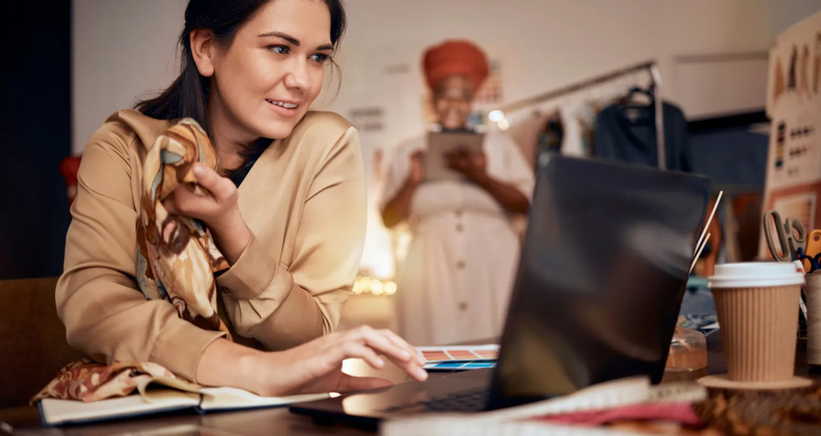 Mujer frente a una comptuadora