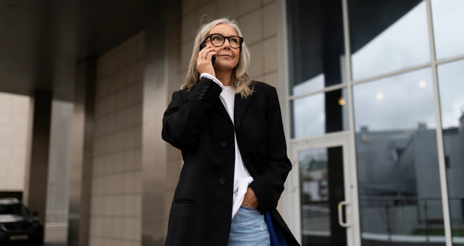 Mujer hablando por teléfono celular
