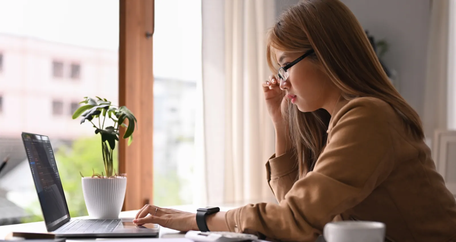 Mujer mirando el computador portátil en una sala