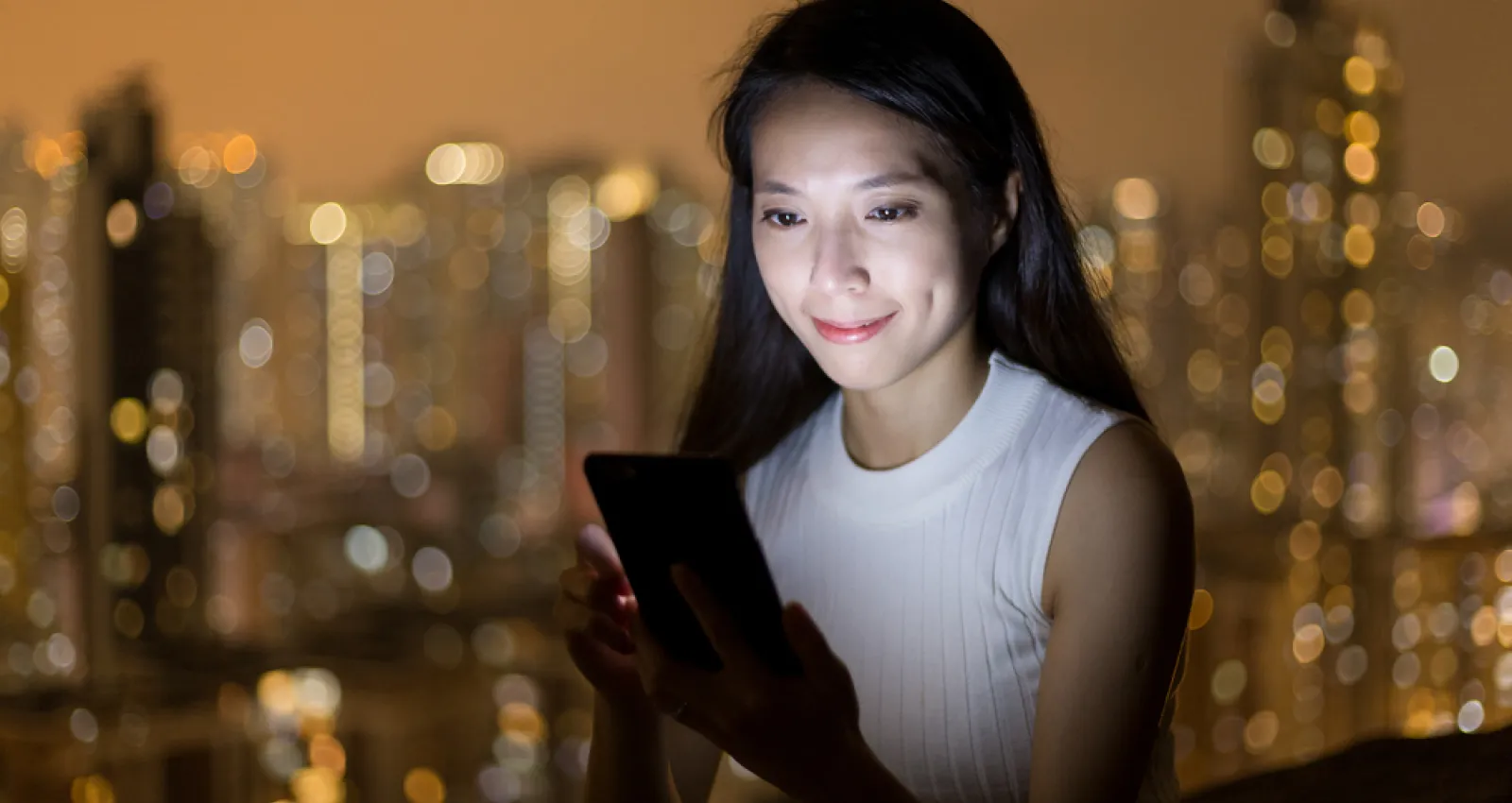 Mujer mirando un celular