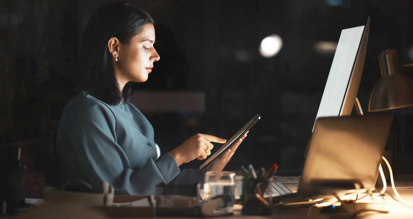 Mujer mirando una tablet en su escritorio