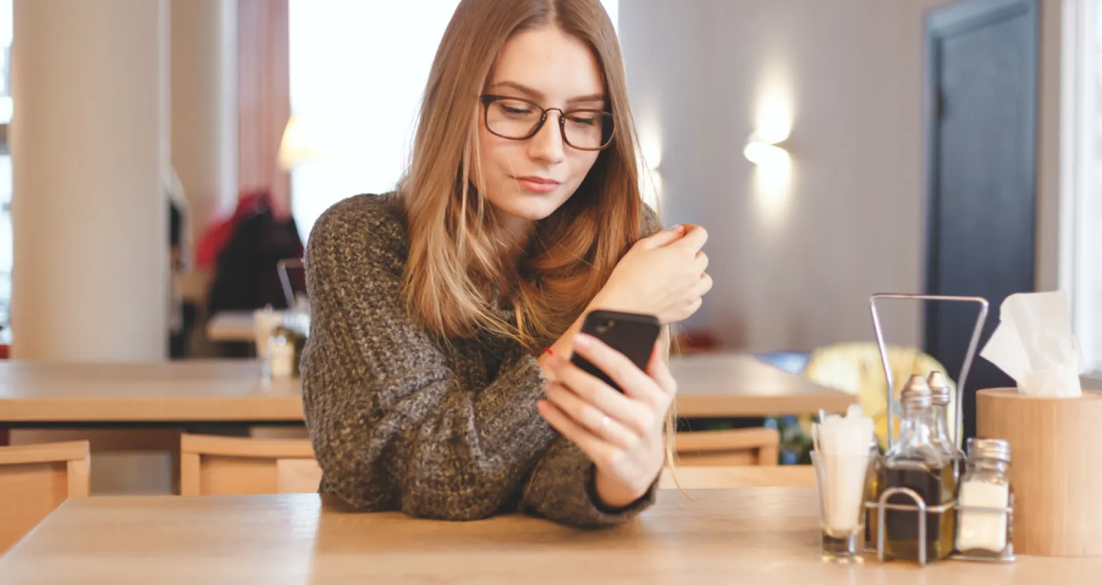 Mujer rubia paga por un teléfono celular