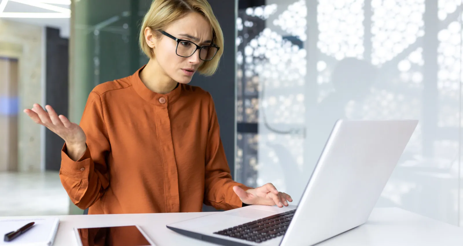 Mujer quejandose al frente de un computador