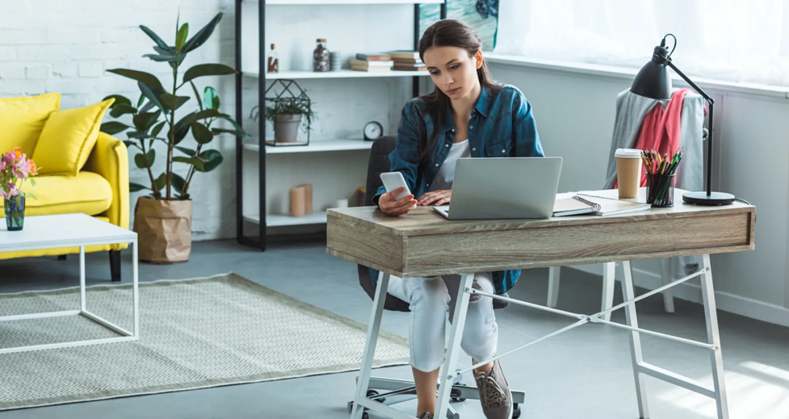 Mujer sentada en su escritorio