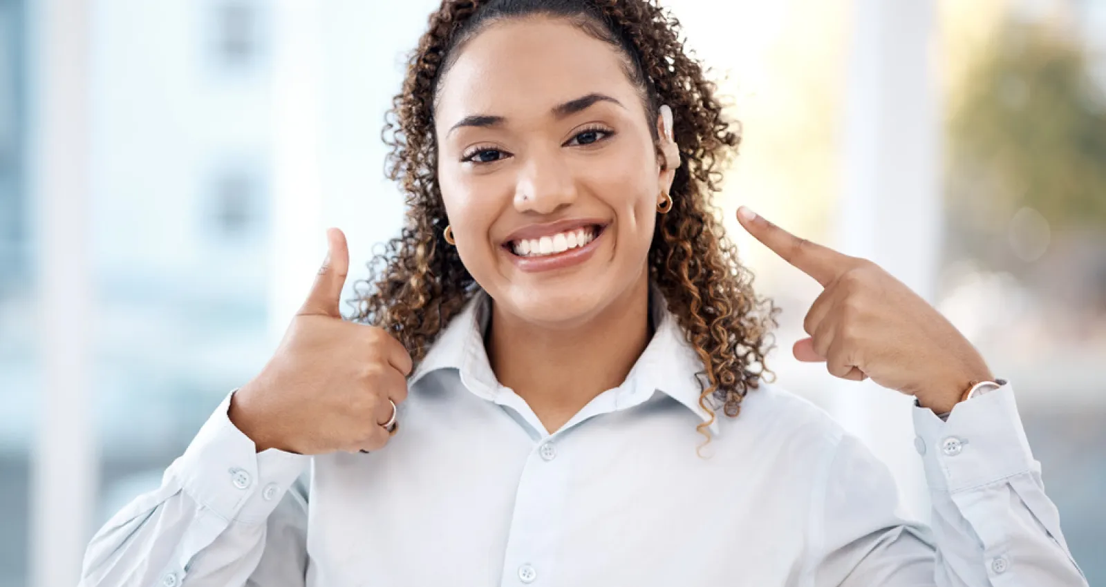 Mujer afro sonriendo a la cámara