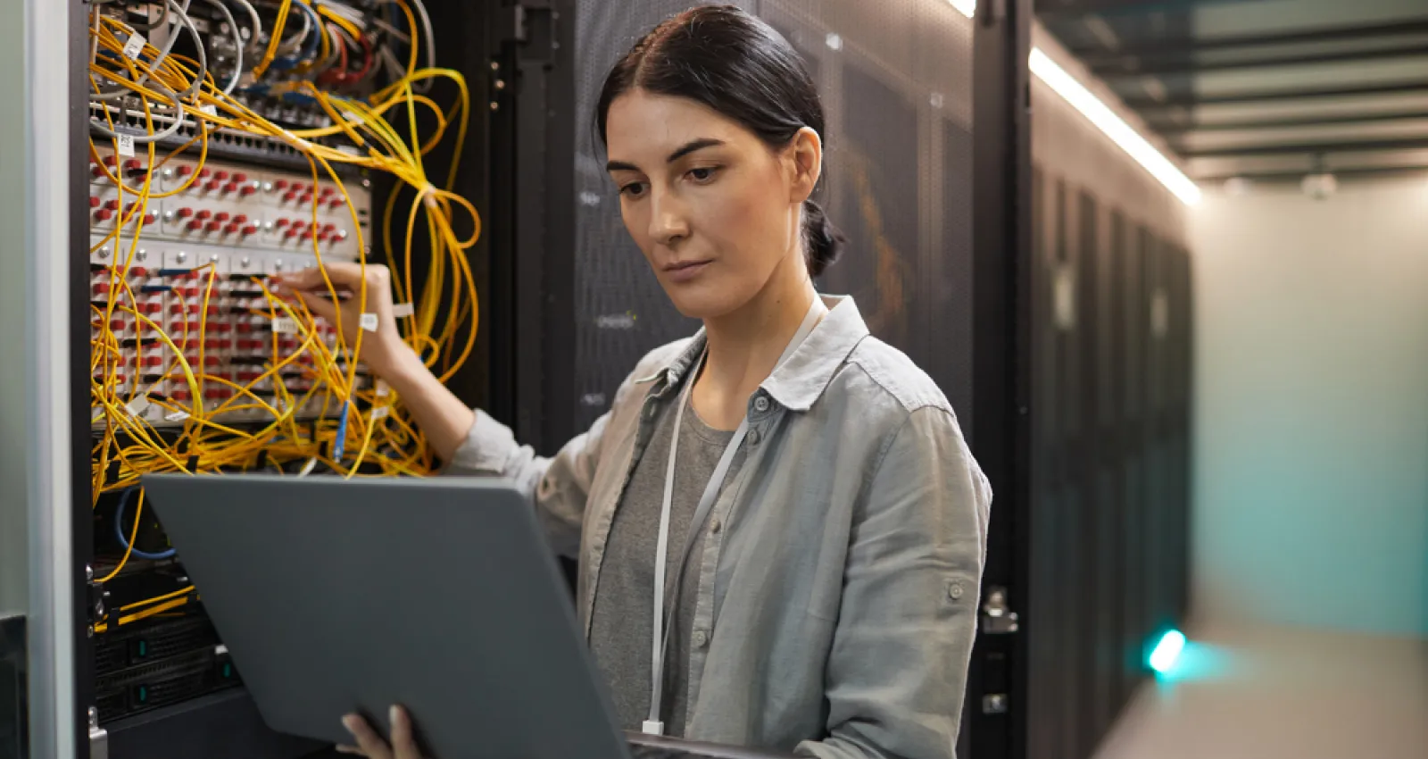 Mujer trabajando en una computadora con un fondo tecnológico