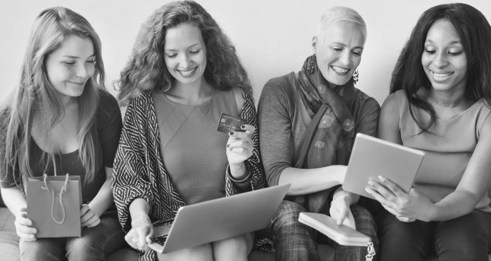 mujeres mirando el computador