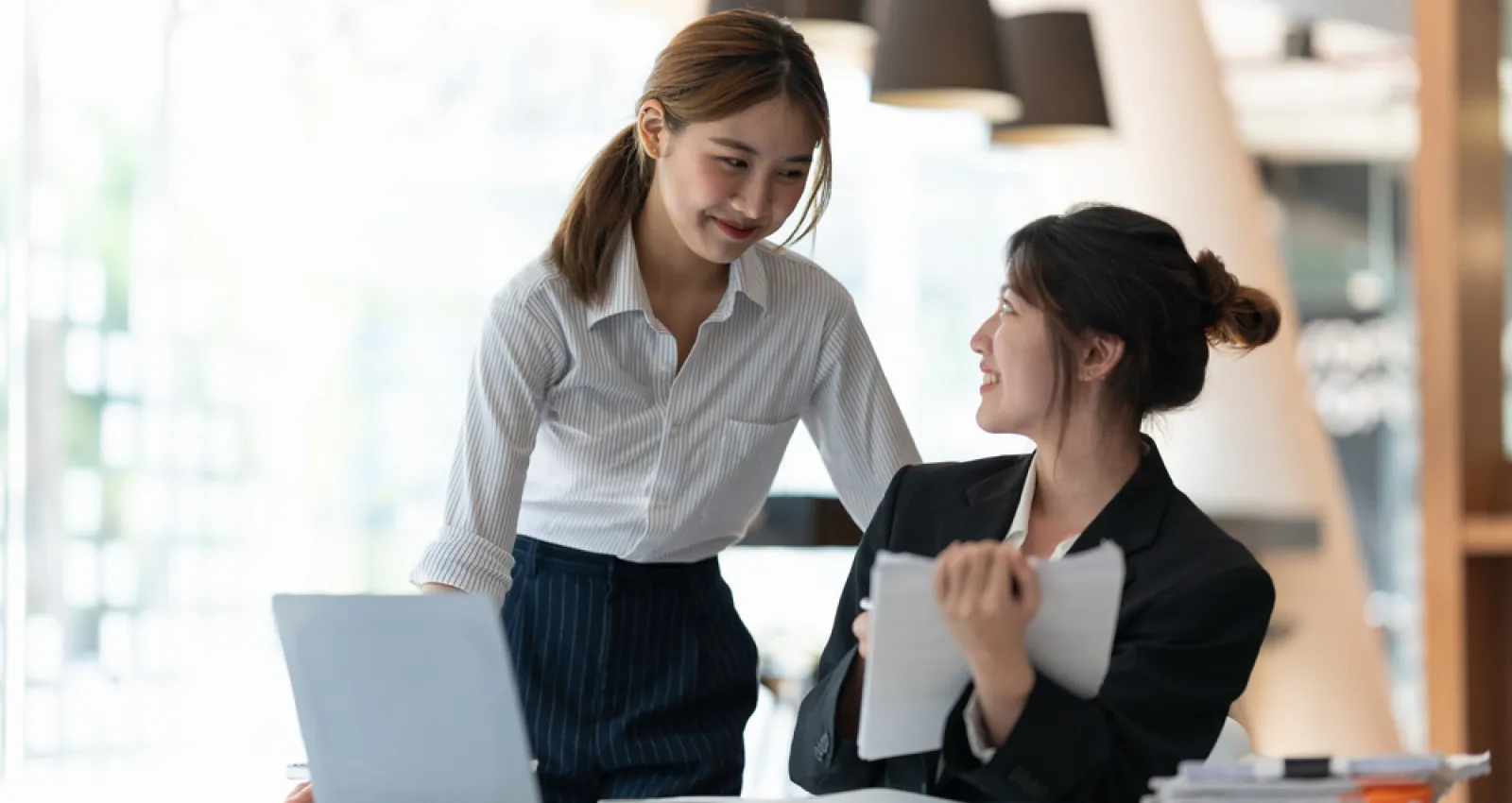 Mujeres hablando en un escritorio