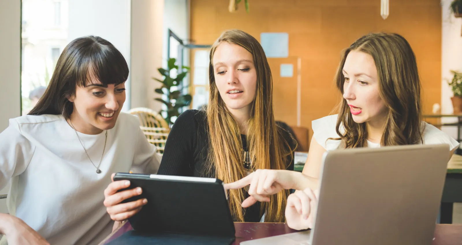 Mujeres reunidas en una mesa compartiendo ideas