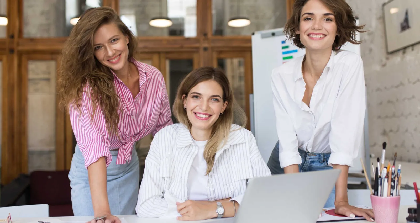 Foto de mujeres mirando la cámara