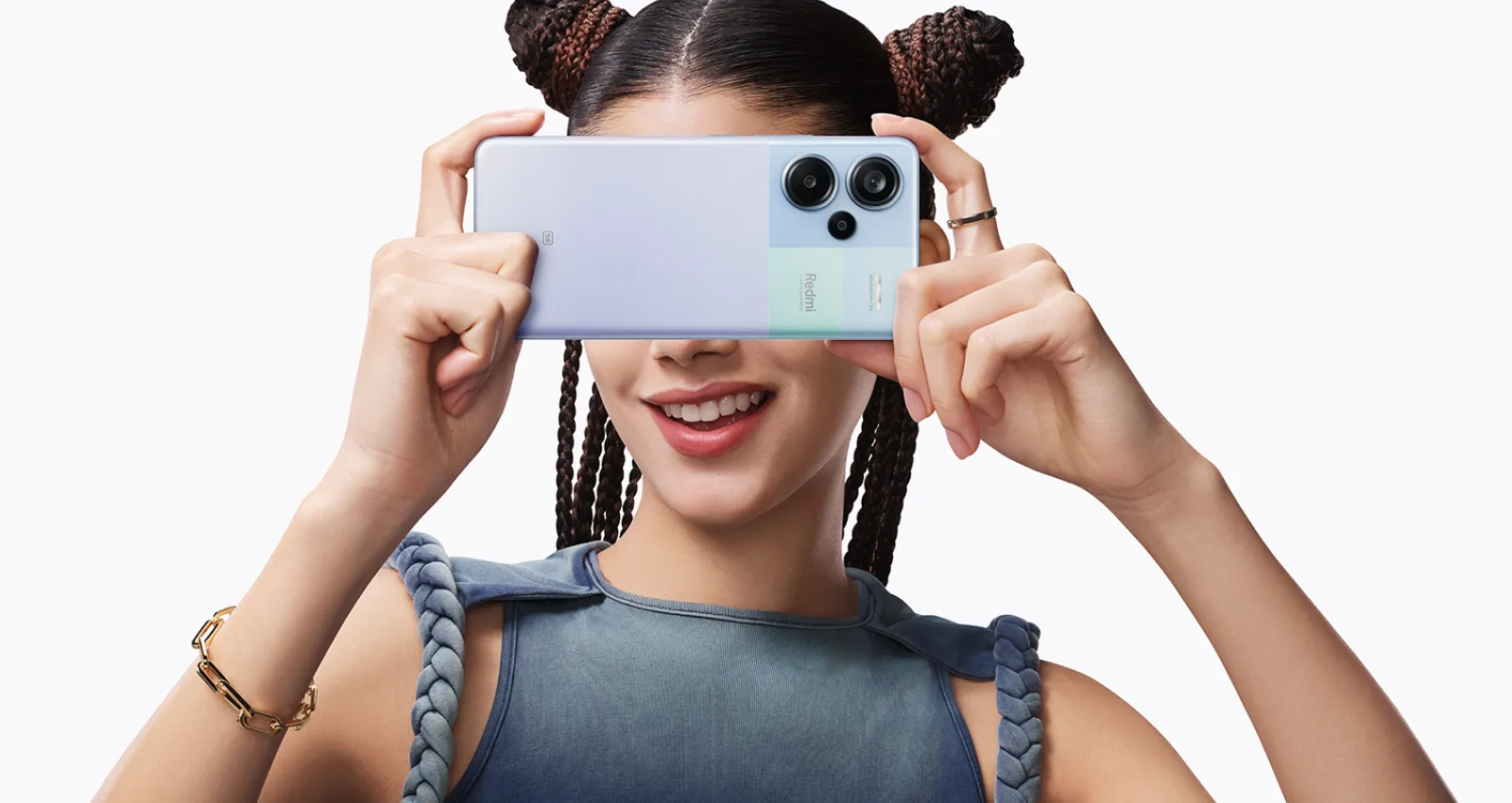 Foto de mujer tomando fotografía con celular Redmi Note 13