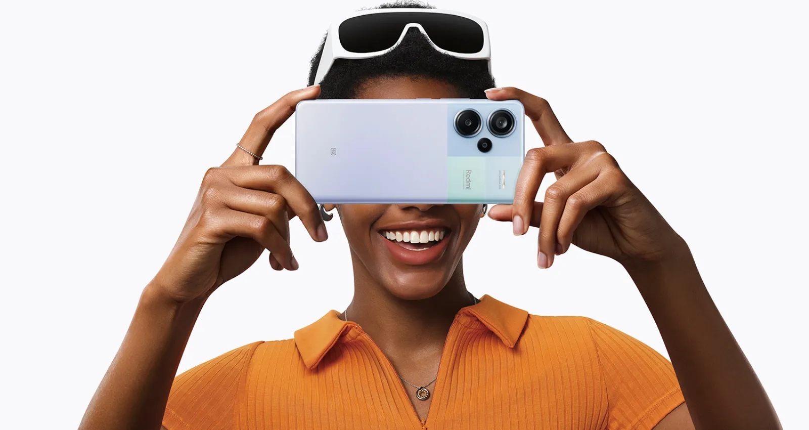 Foto de mujer tomando fotografía con celular Redmi Note 13