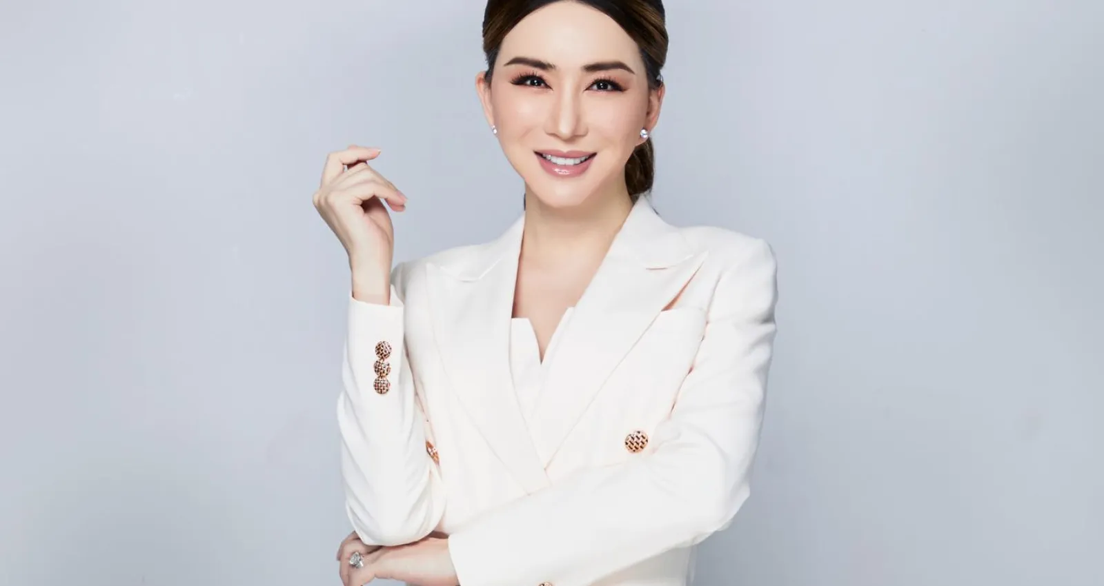 Foto de una mujer japonesa con balzer blanco