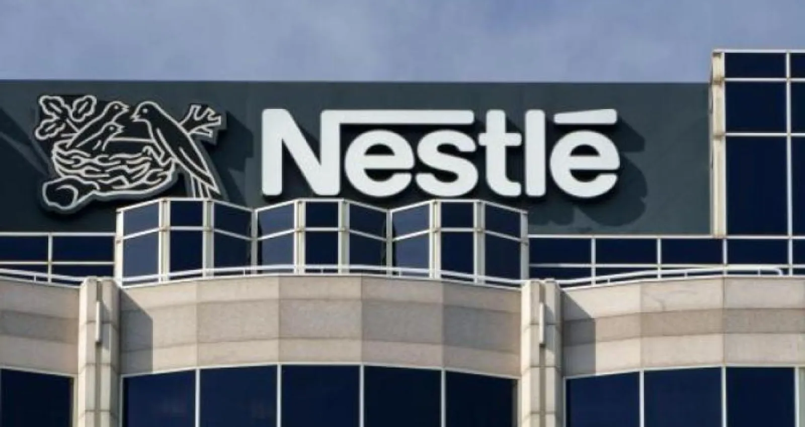 Foto de una fachada empresarial de Nestlé