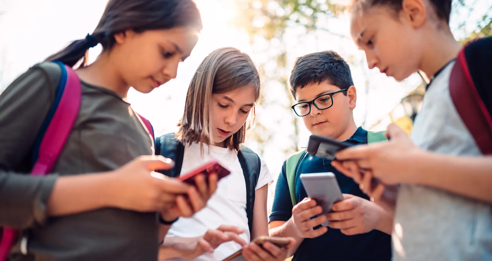 Niños revisando sus redes sociales