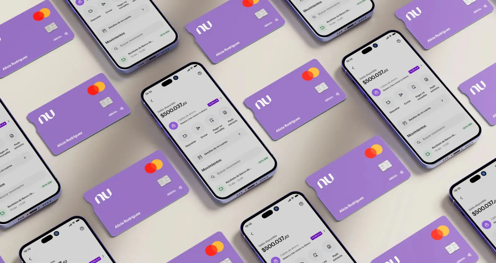 dispositivo móvil con una aplicación de un neobanco y una tarjetas de crédito