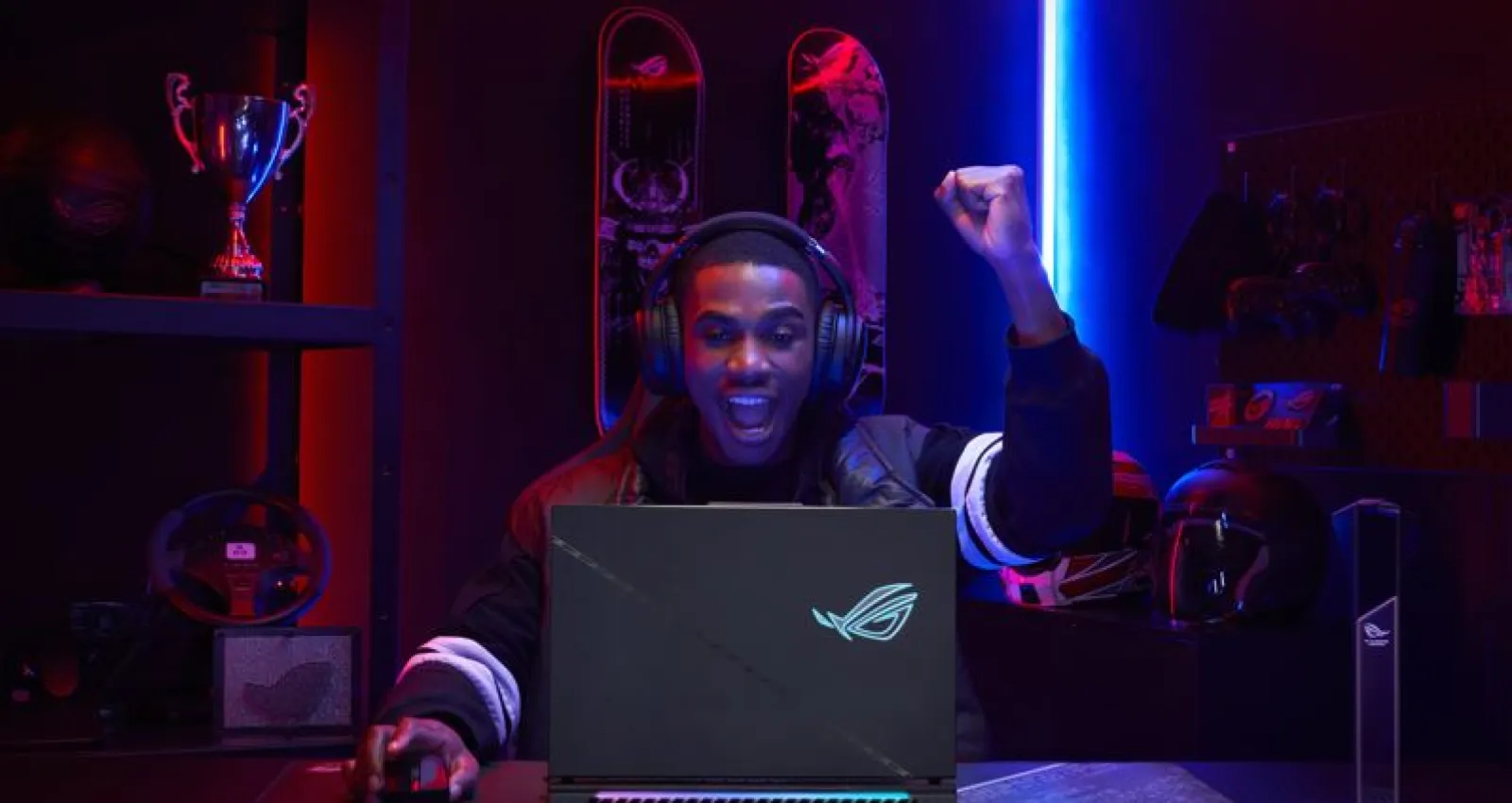 Foto oficial de la nueva serie de computadores ROG Strix. 