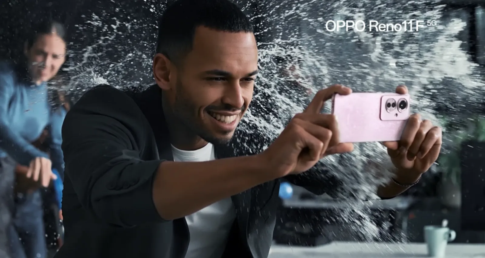 Foto de una persona utilizando un celular con una bomba de agua estallando en su cabeza