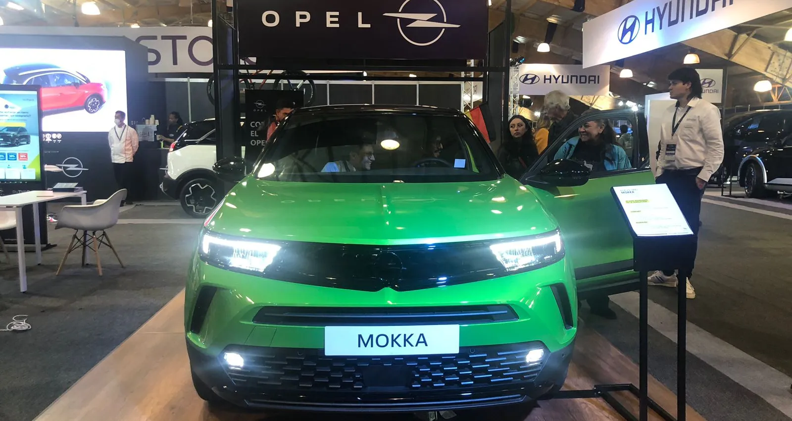 Foto de carro verde marca Opel Mokka