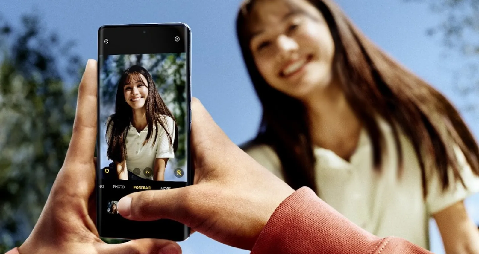 Mujer tomando selfie con celular Oppo