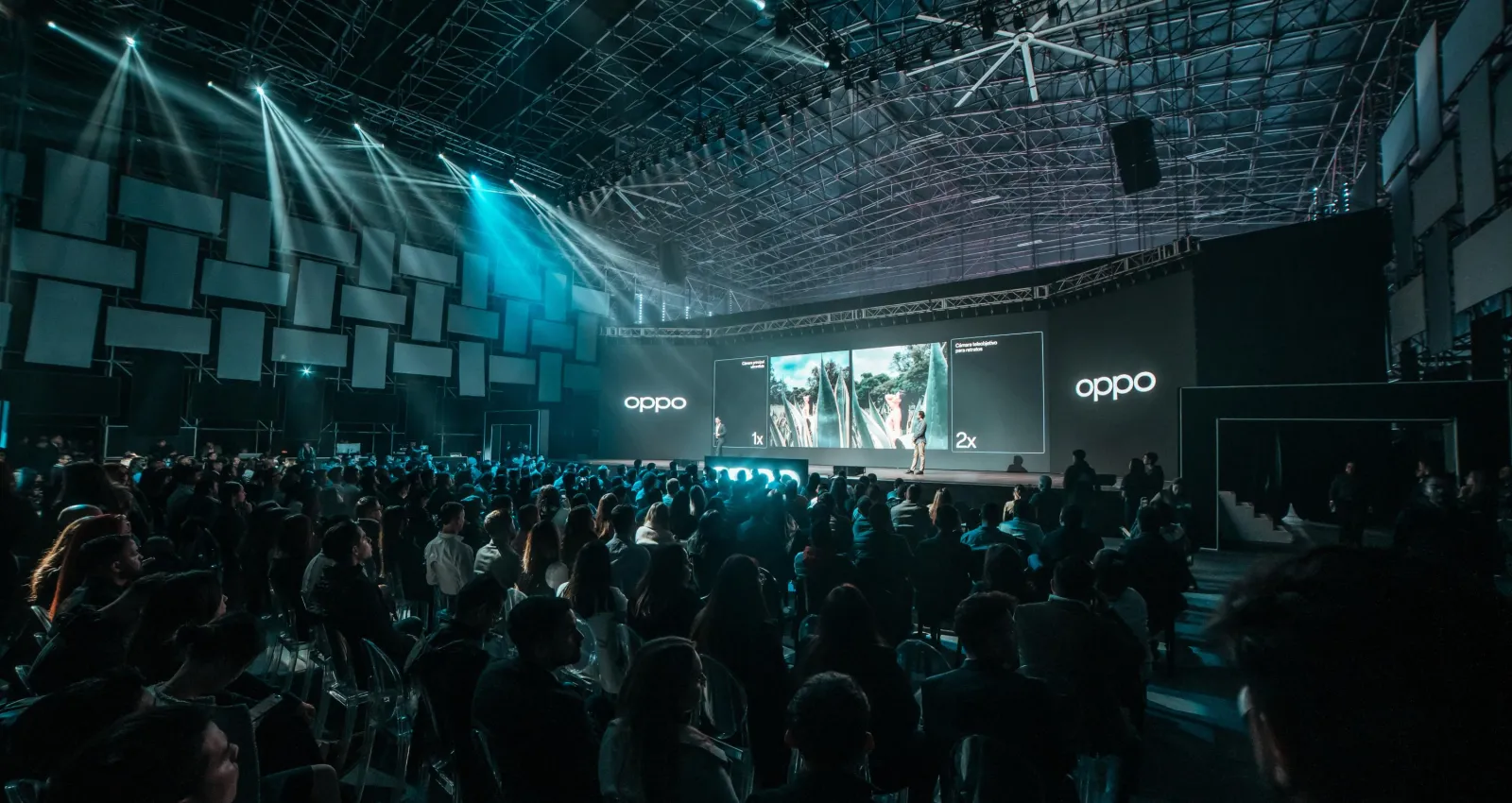 Foto de un evento de estreno con luces claras en un ambiente oscuro