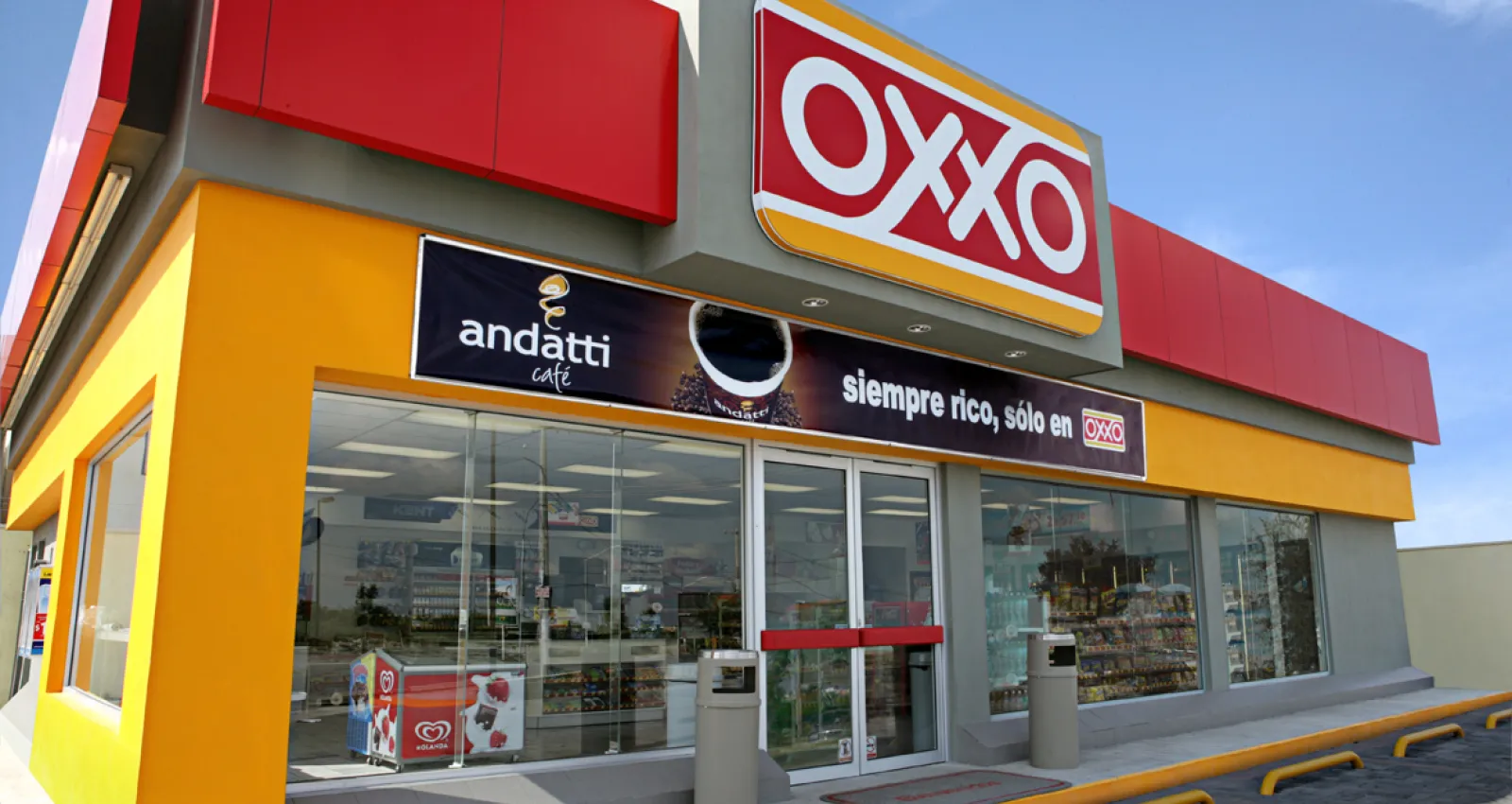Foto de una fachada de Oxxo, de color roja y amarilla