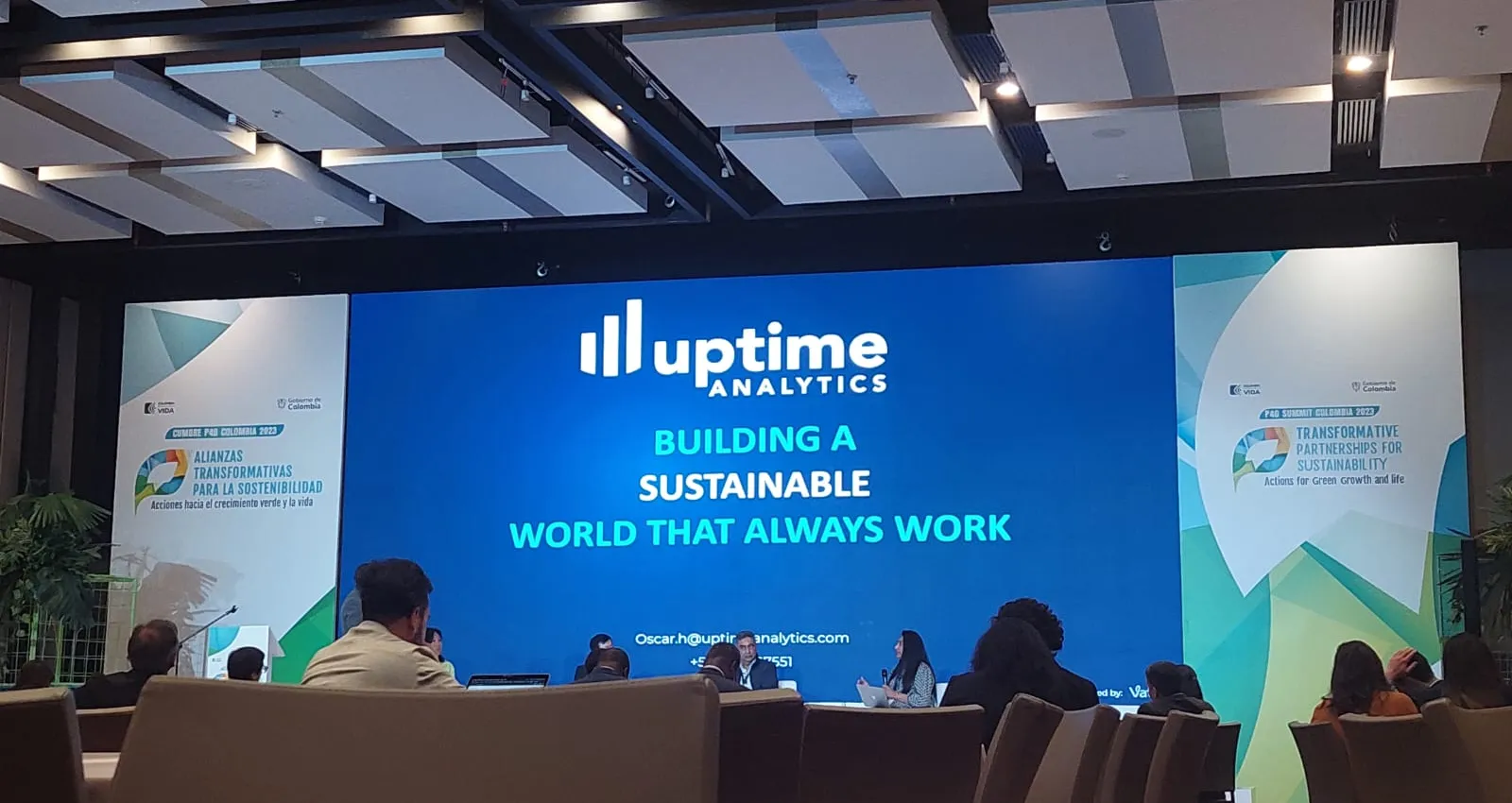 Foto de tres personas hablando en una conferencia 