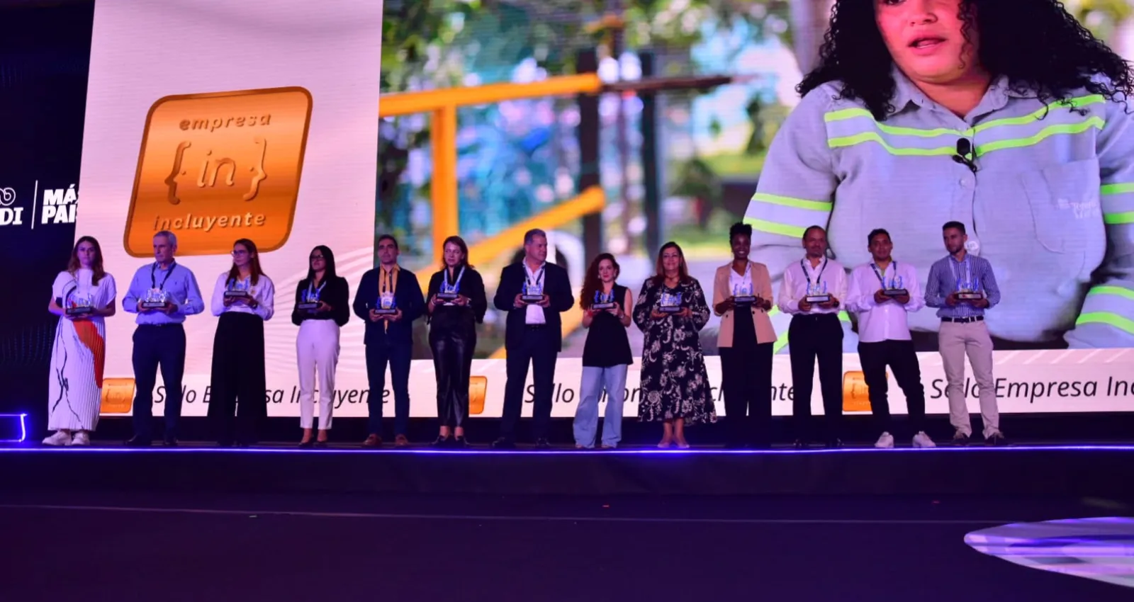 personas en un escenario presentando 