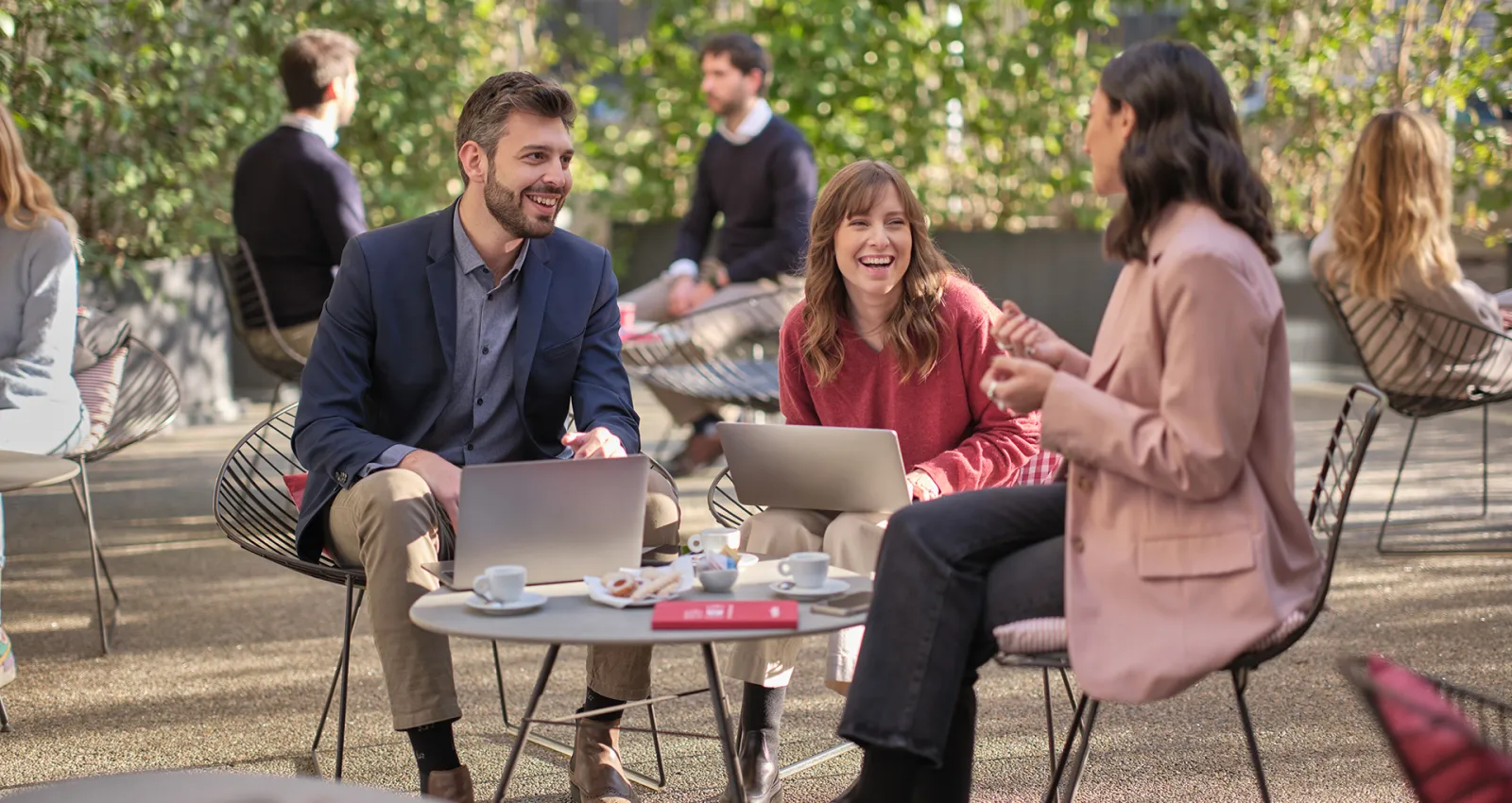 Foto de personas reunidas al aire libre