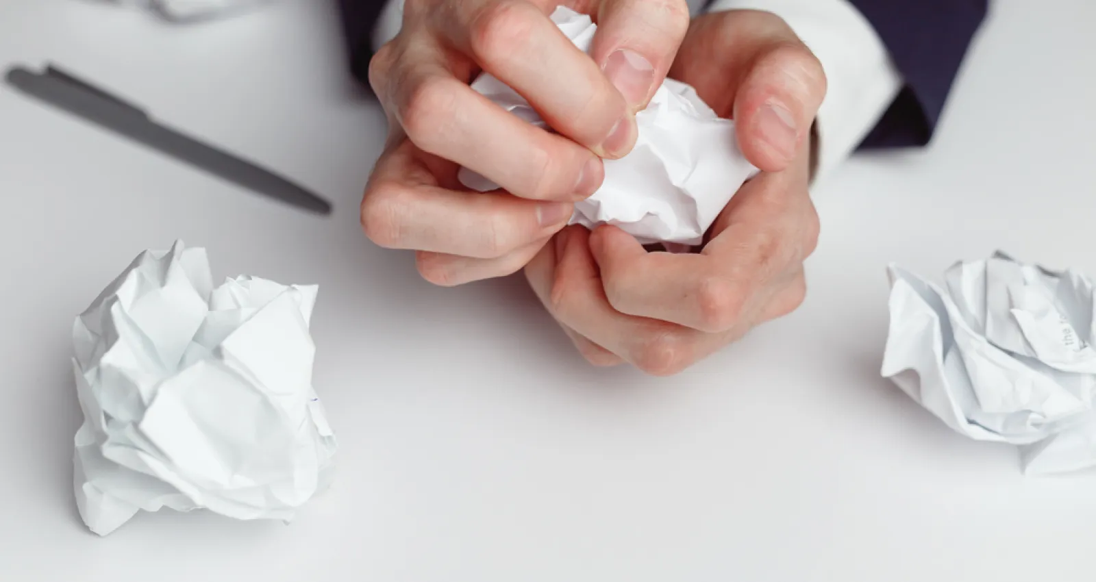 Una persona arrugando un papel