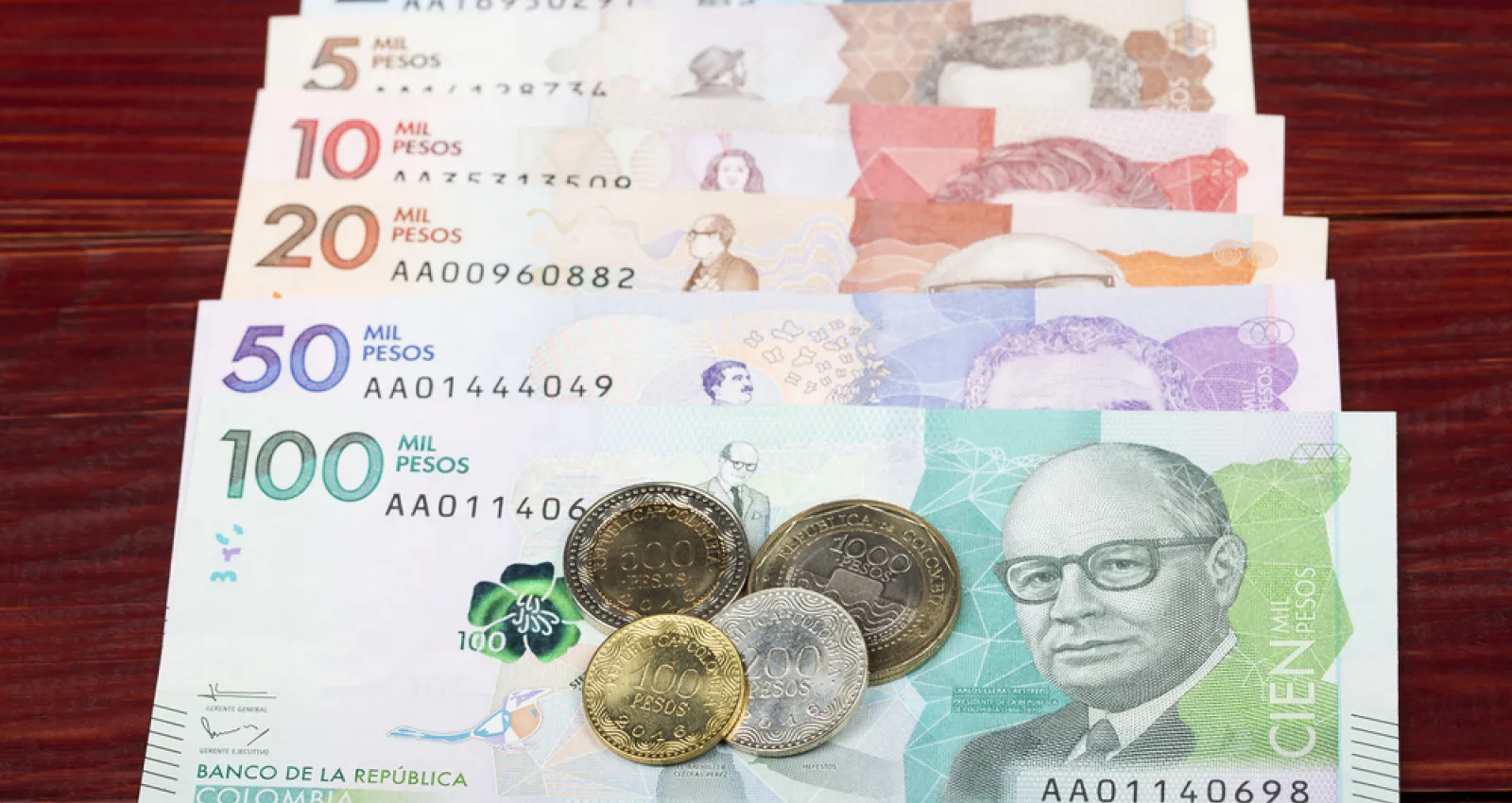 Pesos colombianos en billetes y monedas