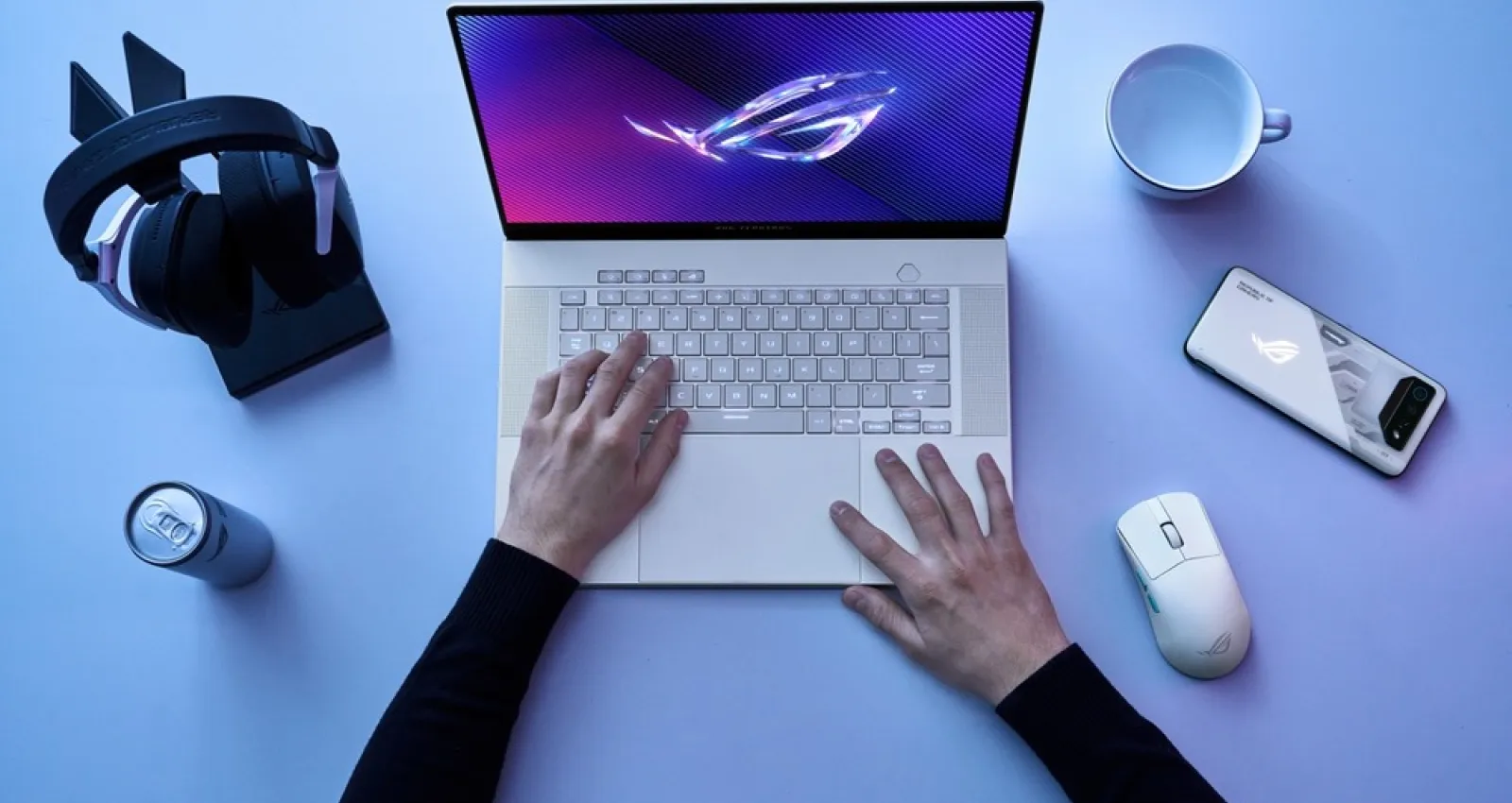 Plano senital de una persona escribiendo en un computador