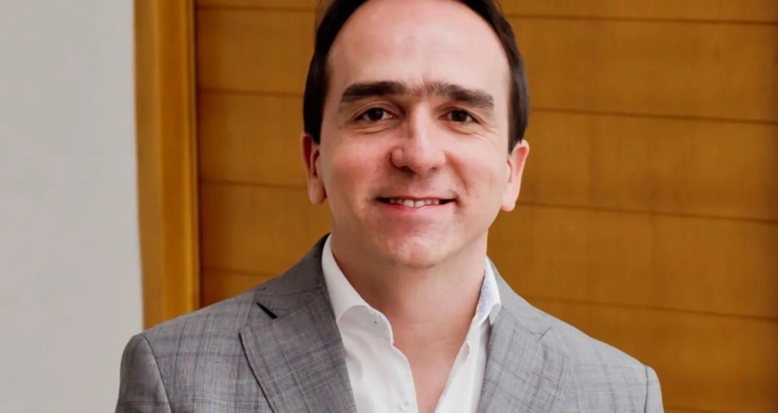 Foto de hombre sonriendo a la cámara