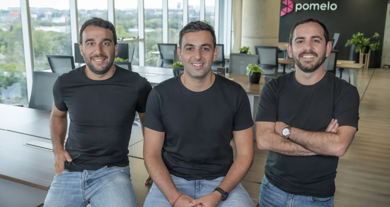 Fotografía de tres personas mirando la cámara