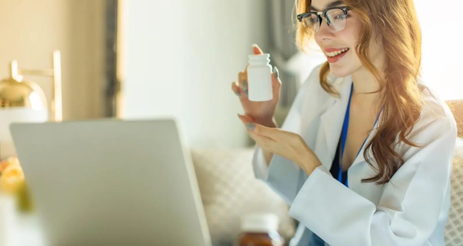 Foto de mujer frente a un computador para reservar citas médicas en Rogans App