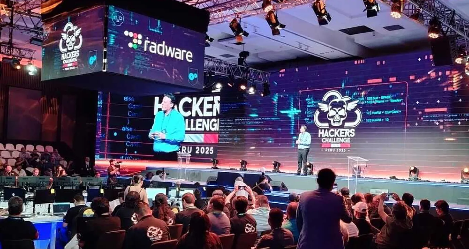 foto de un evento con un speaker de radware