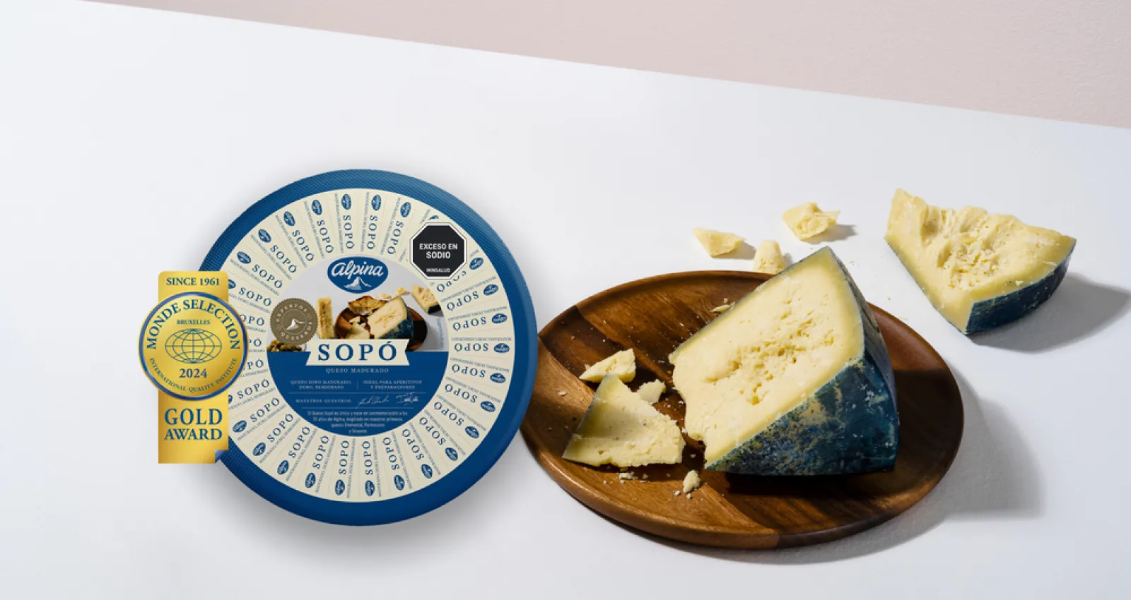 Foto de un queso en una mesa