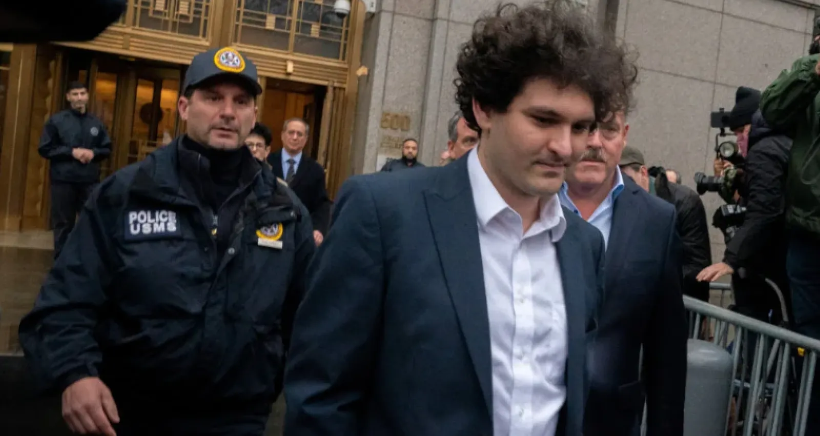 Hombre caminando por fuera de un capitolio con la cabeza gacha