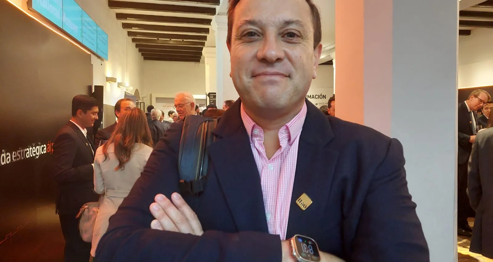 Foto de un hombre con los brazos cruzados mirando hacía la cámara 