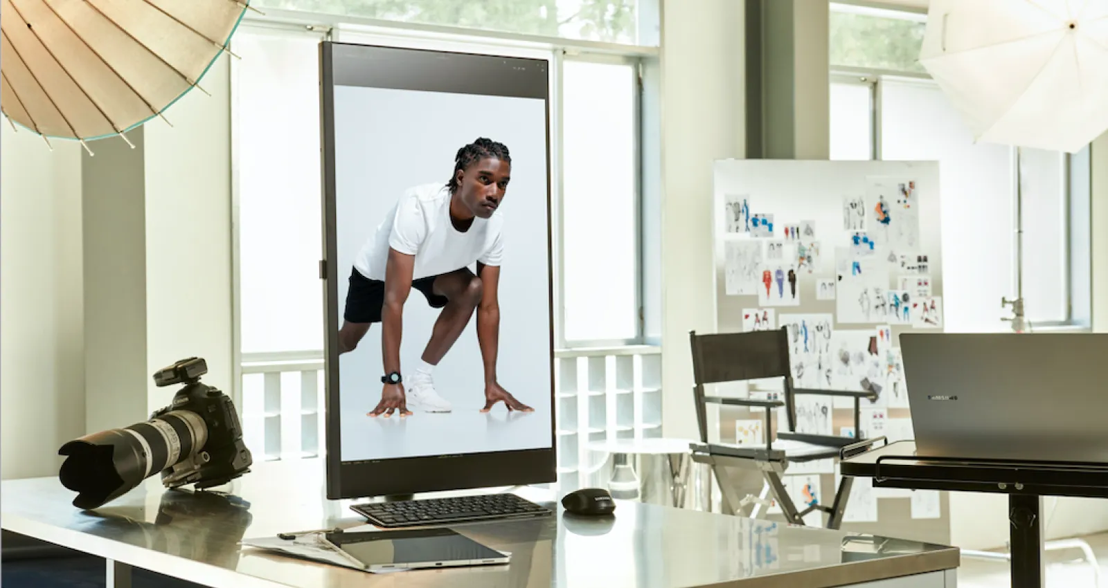 Foto de un cuarto con una pantalla de un hombre en posición deportiva