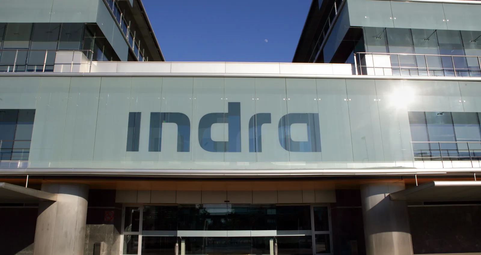 Foto de una sede de infra, edificio gris