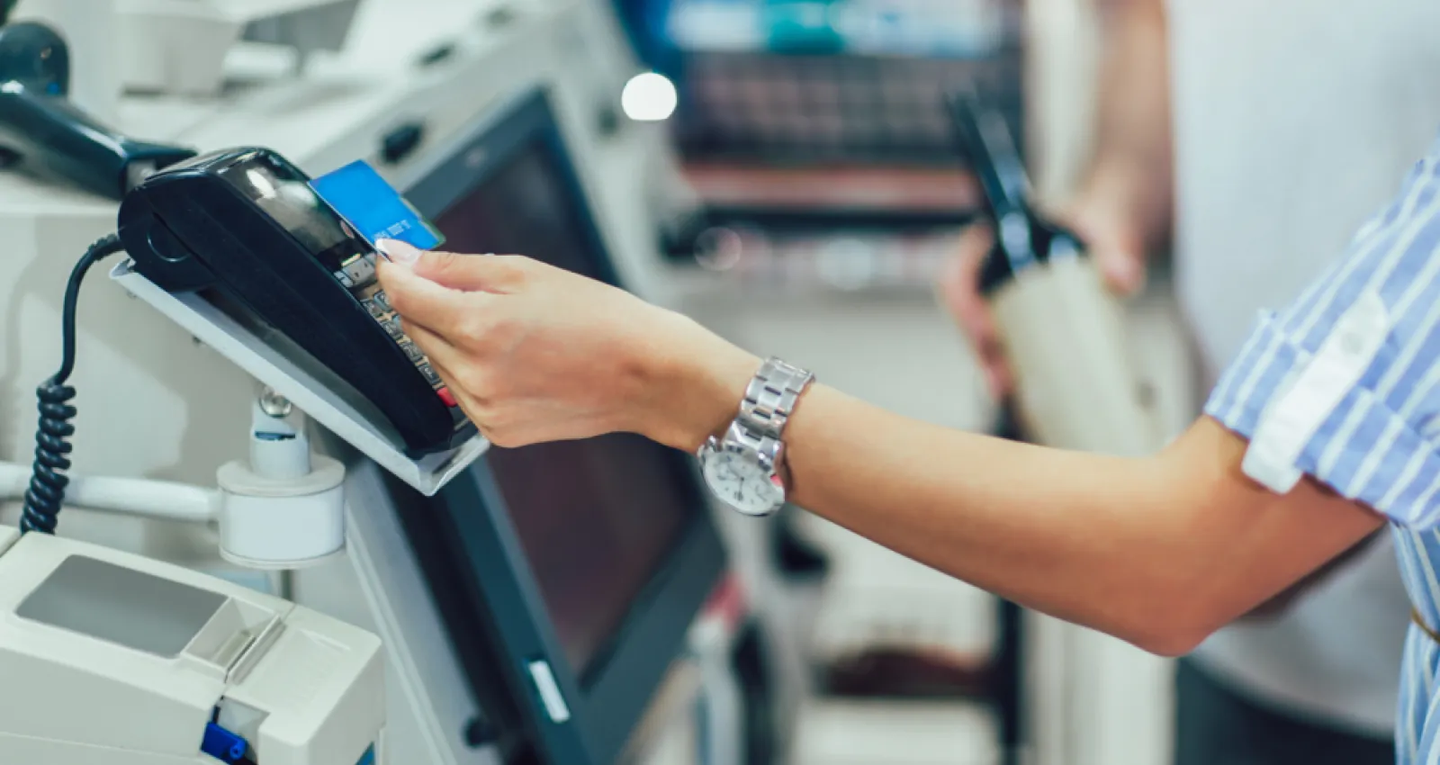Foto de cajas de autopago o self checkout