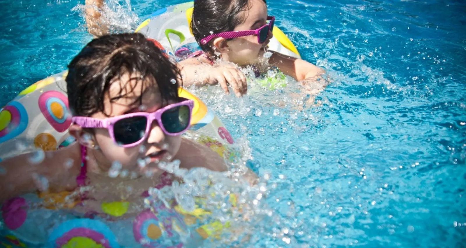 foto de dos niñas nadando en una piscina