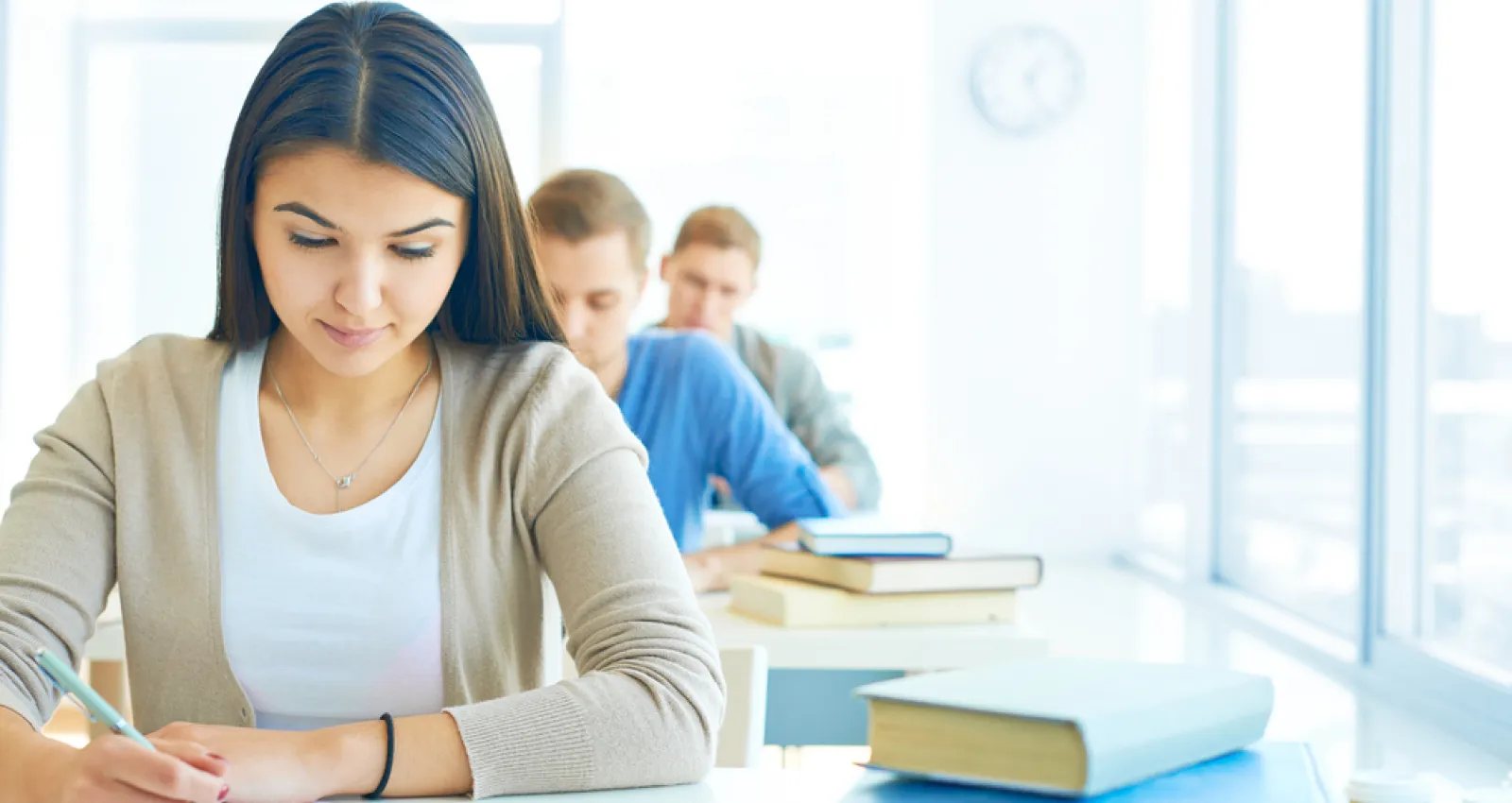 Foto de una mujer estudiando