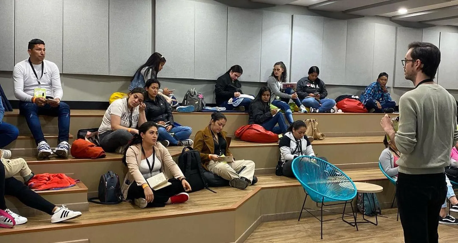 Salón de clases con profesor impartiendo enseñanza