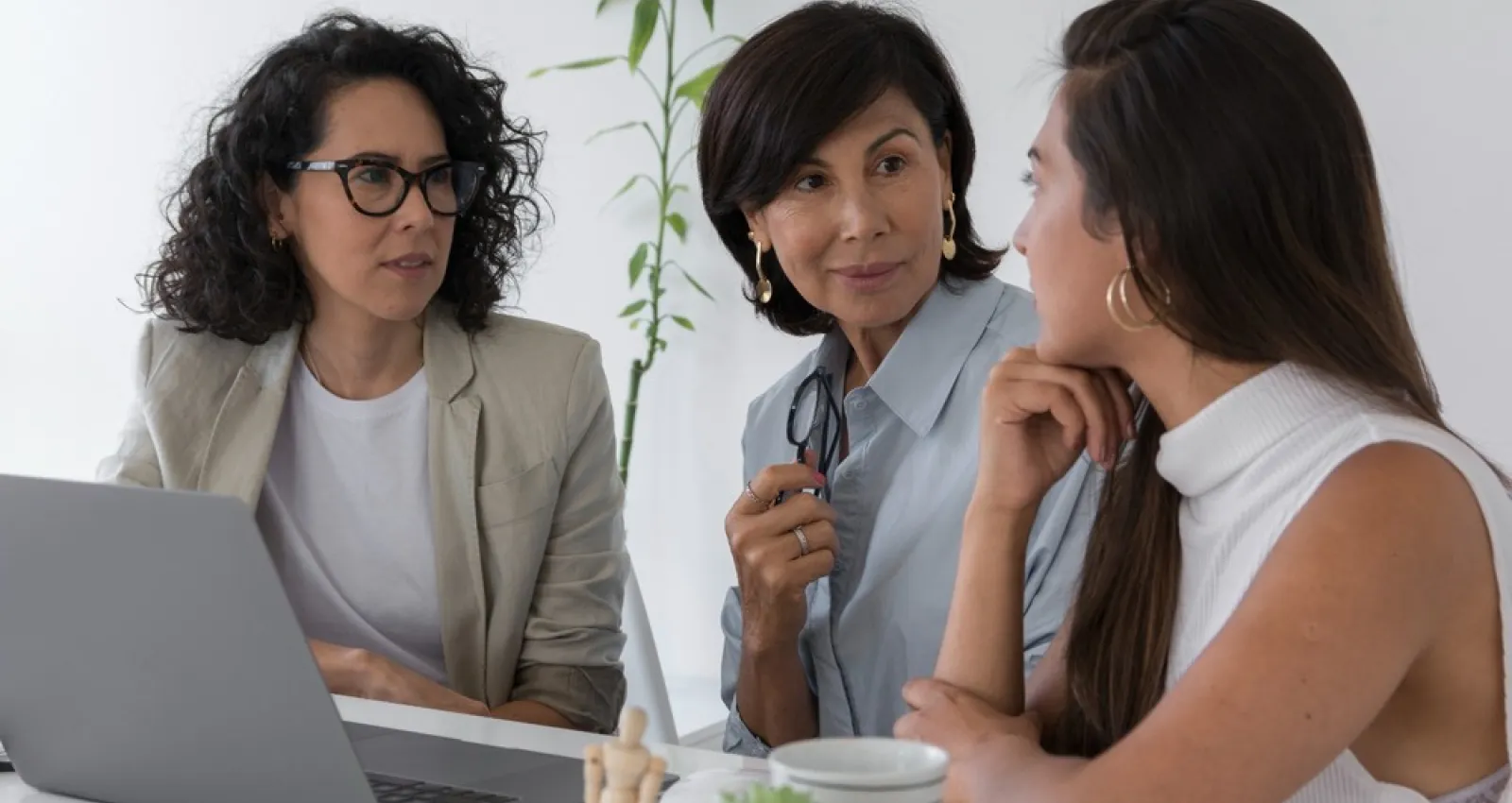 Tres mujeres hablando mientras se encuentran sentadas