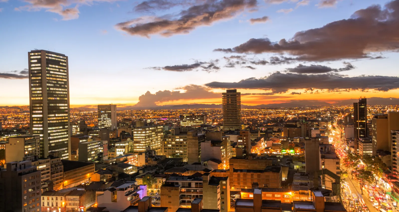 Una foto genérica de Bogotá con una puesta de sol
