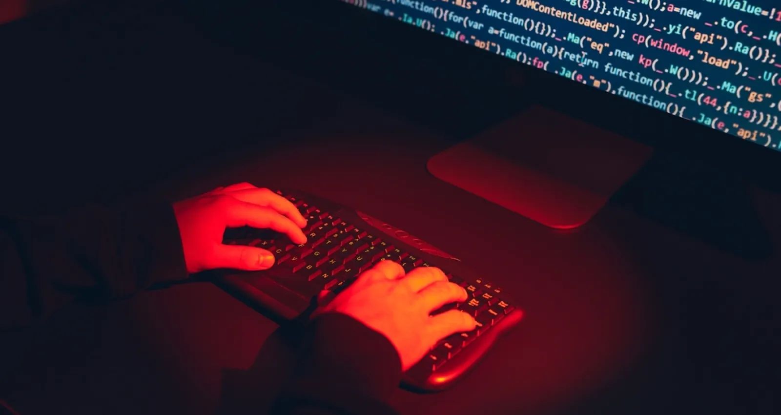 Una persona con las manos sobre un teclado