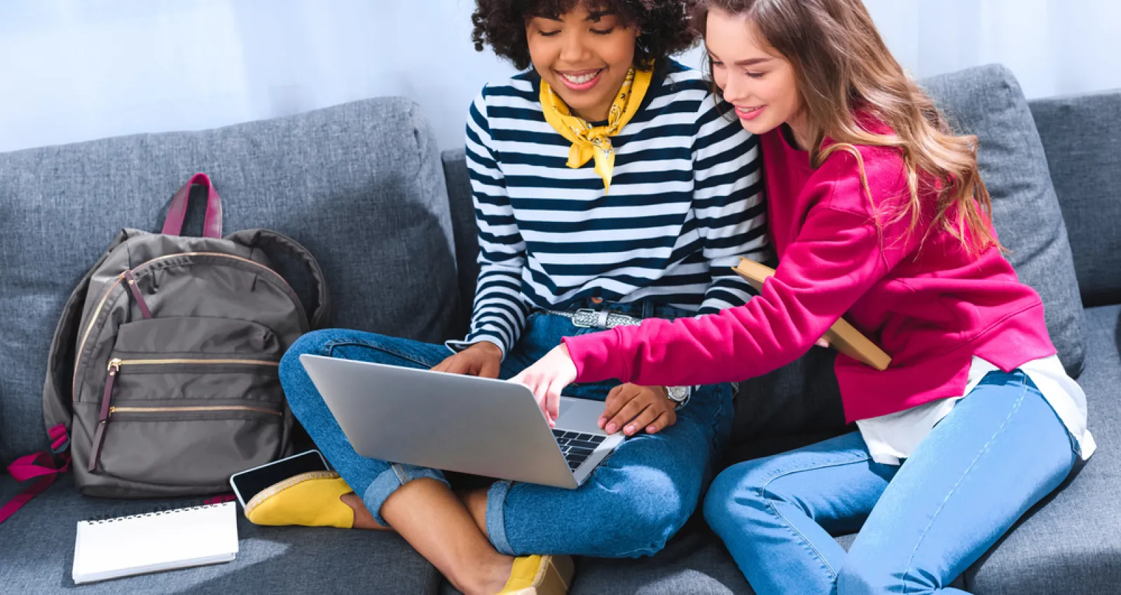 Foto de dos mujeres viendo un computador
